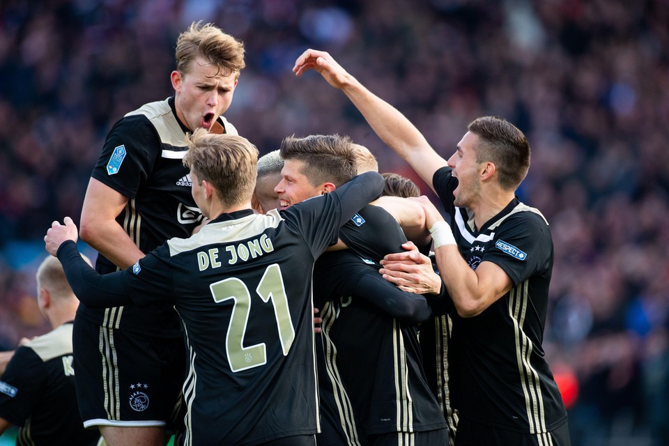 Matthijs de Ligt, Frenkie de Jong of Ajax, Klaas Jan Huntelaar, Dusan Tadic vieren een doelpunt.