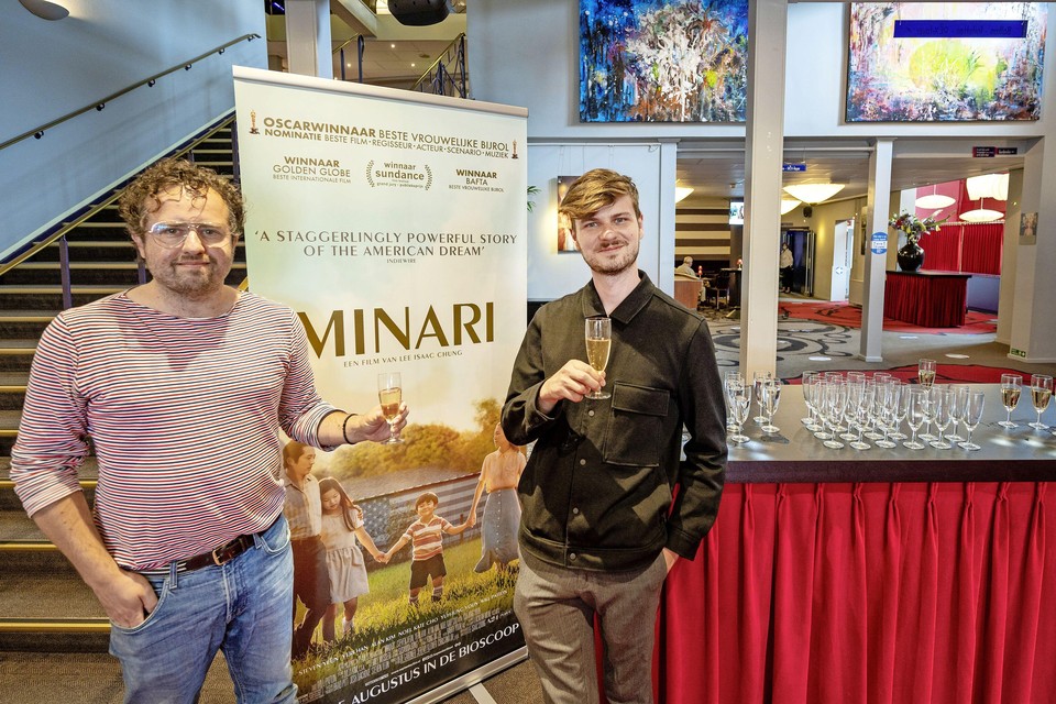 Alexander Zwart (links) en Hugo Emmerzael kozen Minari als cadeautje voor donateurs.