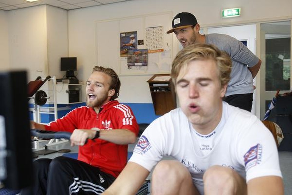 Sebas Bouquet gaat bij de Hilversumse roeiclub Cornelis Tromp een wedstrijdje indoorroeien aan met Haye Dijkstra (rechts). Jeroen Weits moedigt aan.