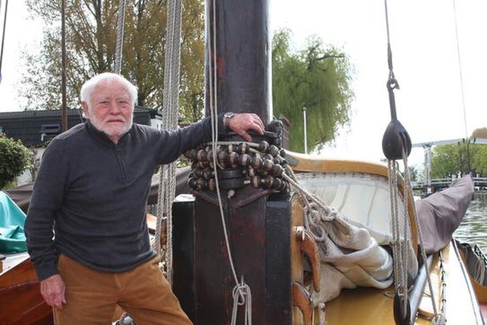 ’Rooie’Gerrit Portengen op zijn tjalk De Jacobsschelp. ,,Ik heb heel veel schepen van de ondergang gered.”