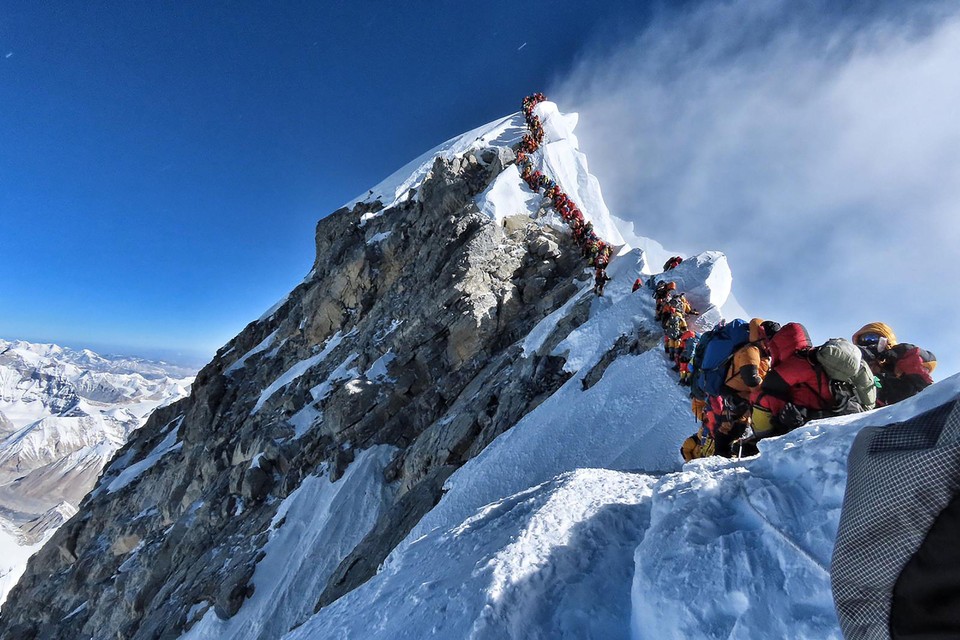 Grote drukte op de Zuidcol van de Mount Everest (Nepal). De Nederlandse klimmers Wilco Dekker en Sander Daens kozen voor de Noordcol (Tibet).