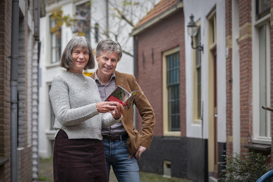 Paula Zuidhof en Kees Loogman in een van de straatjes die in Nieuwsgierig naar Haarlem aan bod komen.