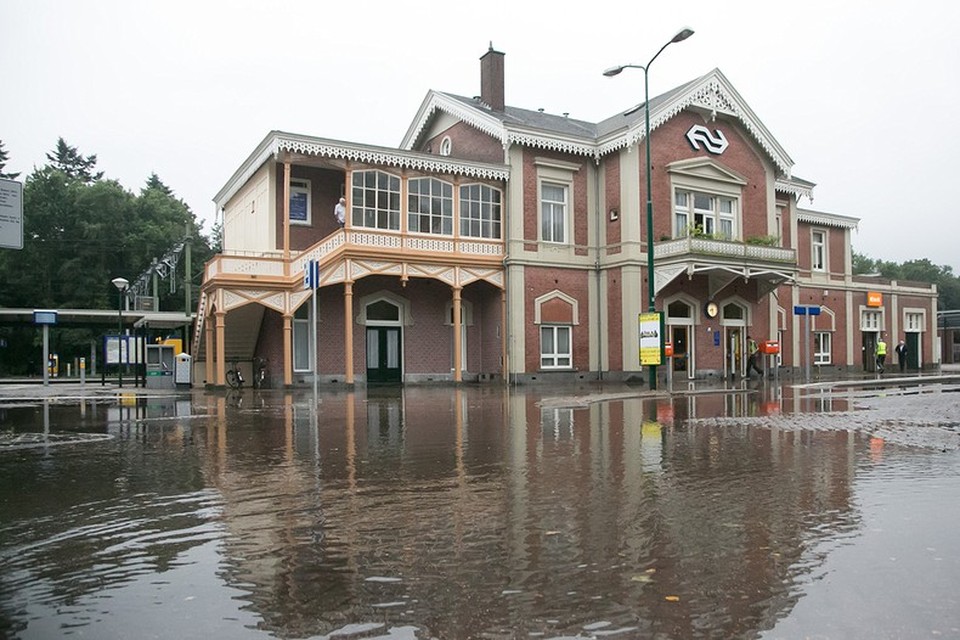 Wateroverlast in Koninklijke wachtkamer. Archieffoto: Caspar Huurdeman