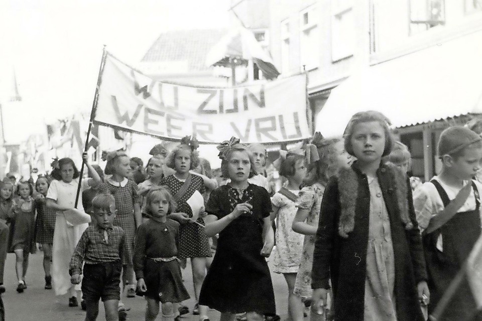Optocht in het centrum van Hoorn na de bevrijding in 1945.