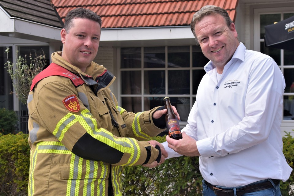 Mark van Arkel biedt namens de brandweer het eerste Neveltje aan, het bier dat de brandweer uitbrengt ter gelegenheid van het honderdjarig bestaan in 2023.
