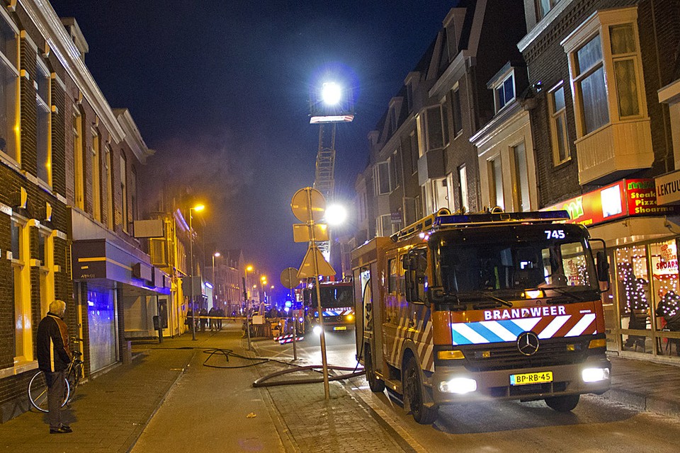 Brand in pand boven voormalige Block-winkel aan Schoterweg Haarlem. Foto Michel van Bergen