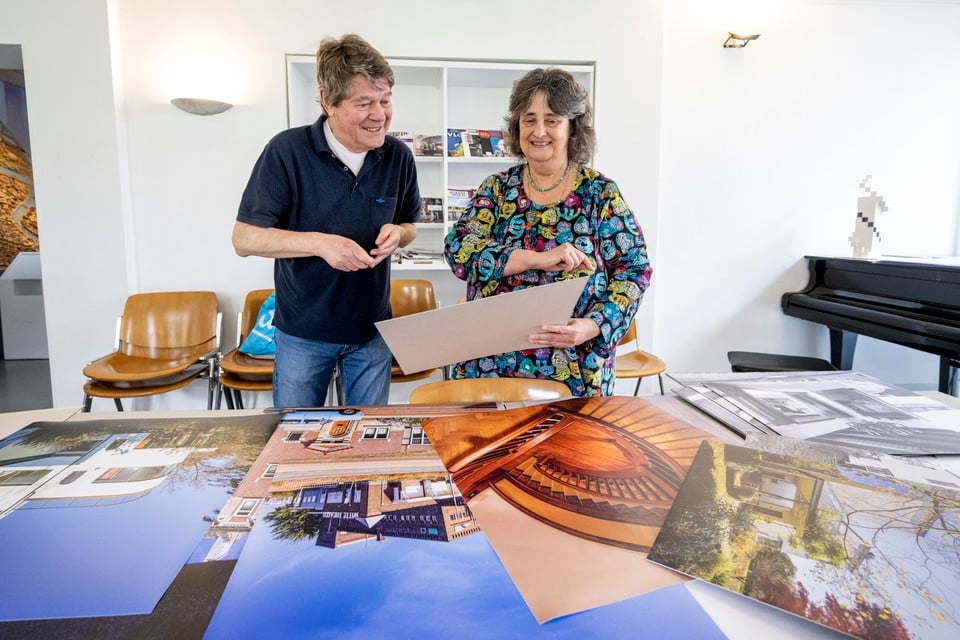Jan Tiggelaar en Rudolphine Eggink stellen de expositie in het ABC Architectuurcentrum samen.