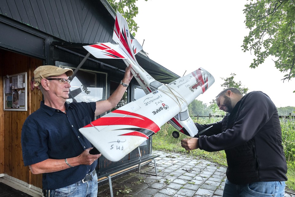 Voorzitter Frans Koek is gek op modelvliegtuigen.