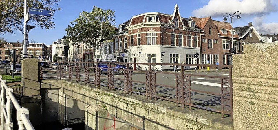De Schalkwijkerbrug vóór de huidige werkzaamheden. De historische hekken zullen teruggeplaatst worden.