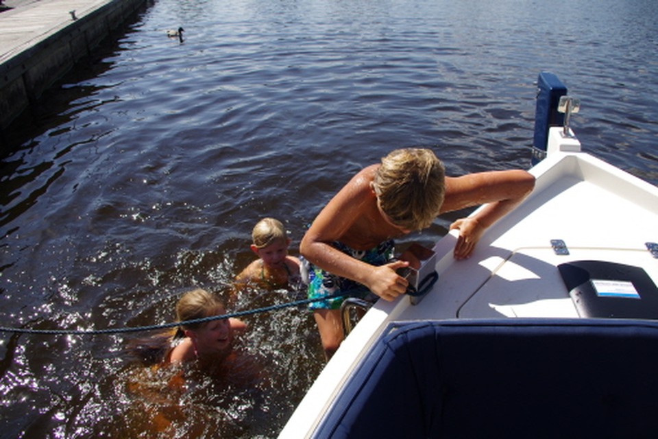 Verfrissende duik in het Vennemeer. (Foto: Marijn Kramp)