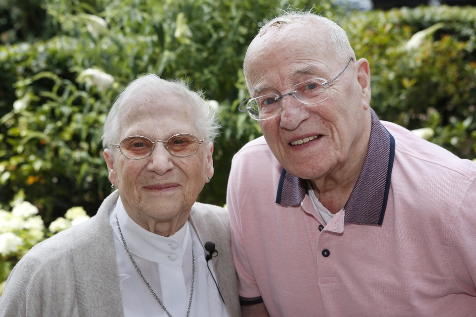 Huizer echtpaar haalt zeventig jaar huwelijk.