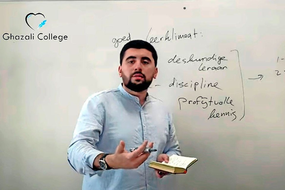Initiatiefnemer Enes Ulusoy tijdens een lesvideo op Youtube
