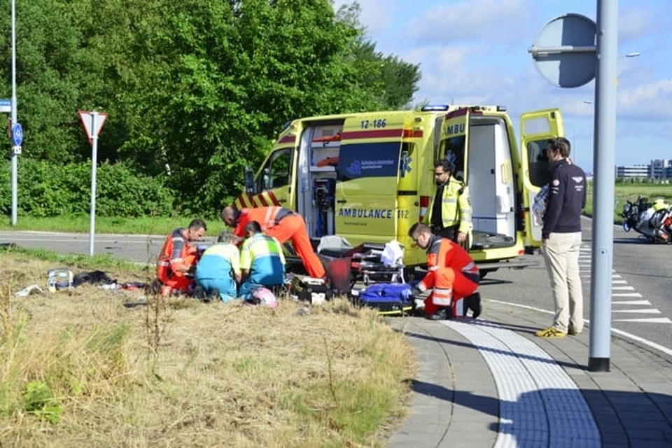 Dubbele aanrijding Schiphol: motorrijder gewond; politiemotor en ambulance botsen. Foto Eric van Lieshout