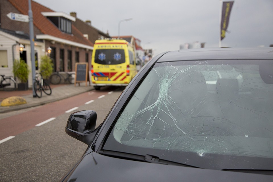 Fietser gewond bij aanrijding met auto in Zwanenburg. Foto: Michel van Bergen