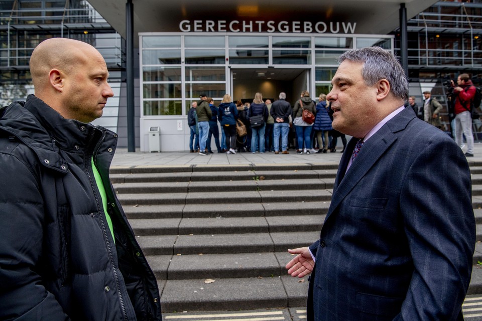 Jurist Werner van Bentem (rechts) in gesprek met Stint-eigenaar Edwin Renzen, net voor de uitspraak in het vorige kort geding over de elektrische bolderkar.