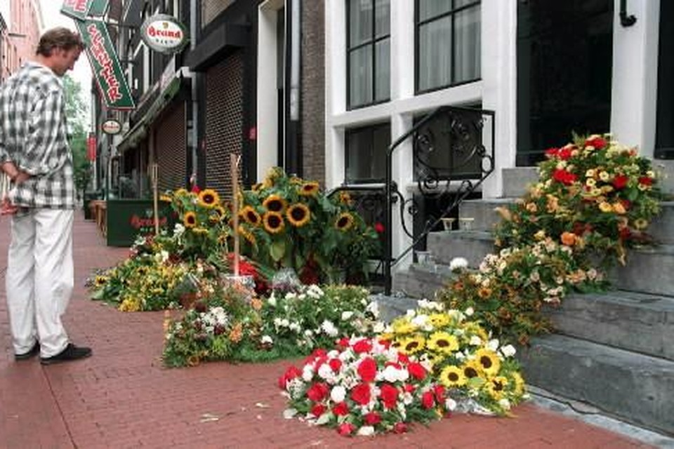 2006: Bloemen in de Amsterdamse Voetboogsteeg waar op 17 augustus Joes Kloppenburg werd neergestoken.