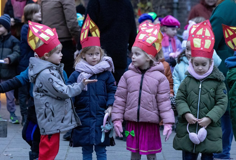 De kinderen stonden met zelfgemaakte hoofddeksels, zoals pietenmutsen, mijters of hoedjes van Ozosnel te wachten op Sinterklaas.