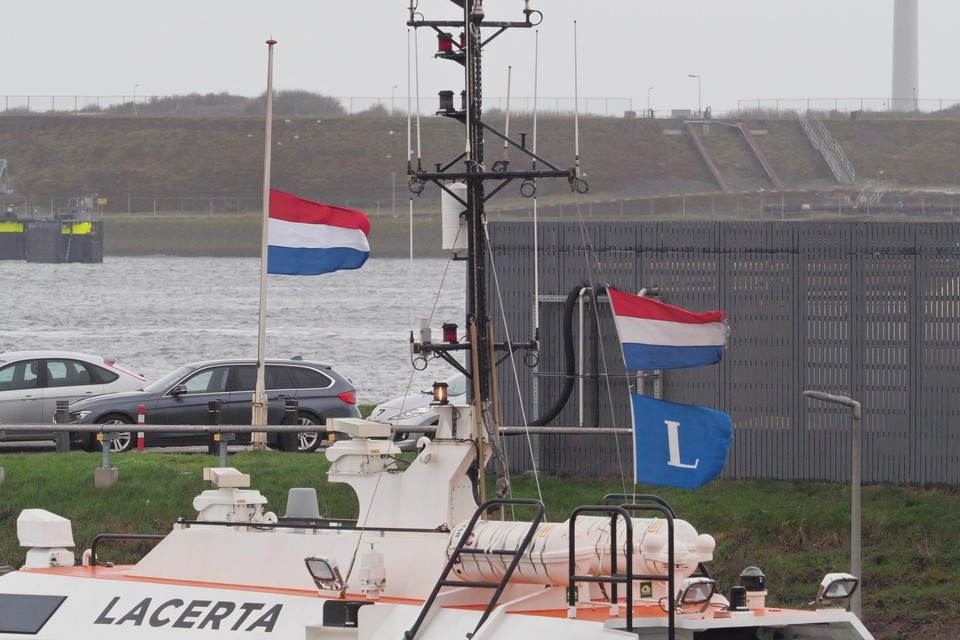 Vlag halfstok bij Loodswezen IJmuiden