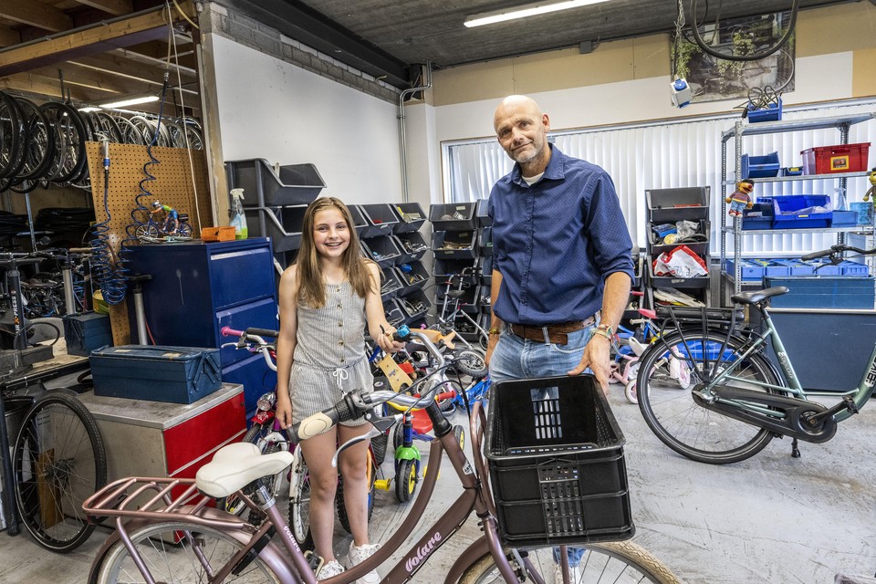 Floor ten Veen overhandigt haar fiets aan Olivier Bongers van de Meerwinkel in Hoofddorp.