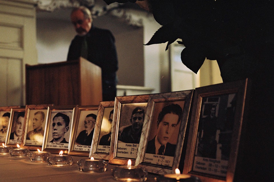 Foto’s van de omgekomen gevangenen worden uitgestald bij een herdenkingsdienst in Kieritzsch.
