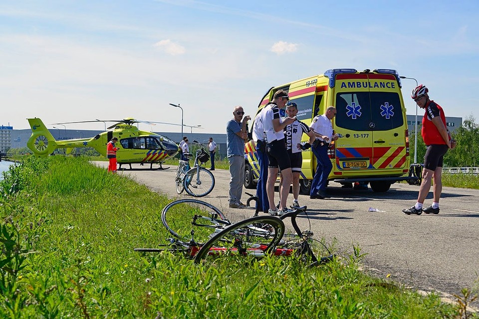 Vier wielrenners onderuit, één ernstig letsel. Foto: Eric van Lieshout