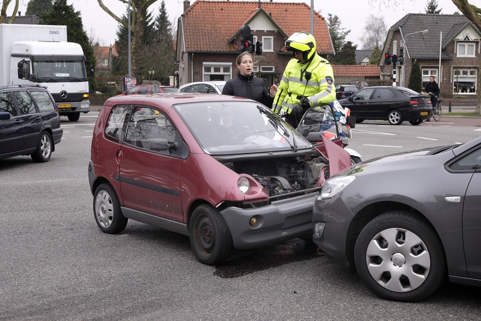De bestuurder van een brommobiel raakte woensdag gewond bij een aanrijding op de kruising van de Kamerlingh Onnesweg met de Larenseweg in Hilversum. Foto Studio Kastermans