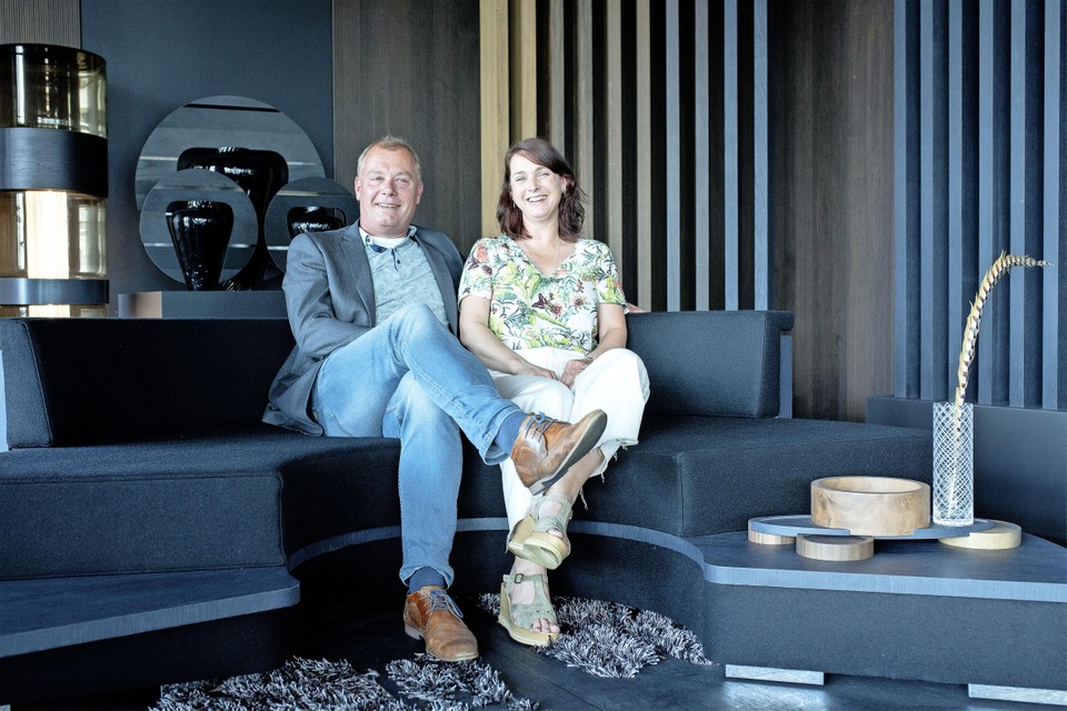 Jan Blok en Annelies Geldermans in de showroom van Blok Plaatmateriaal.
