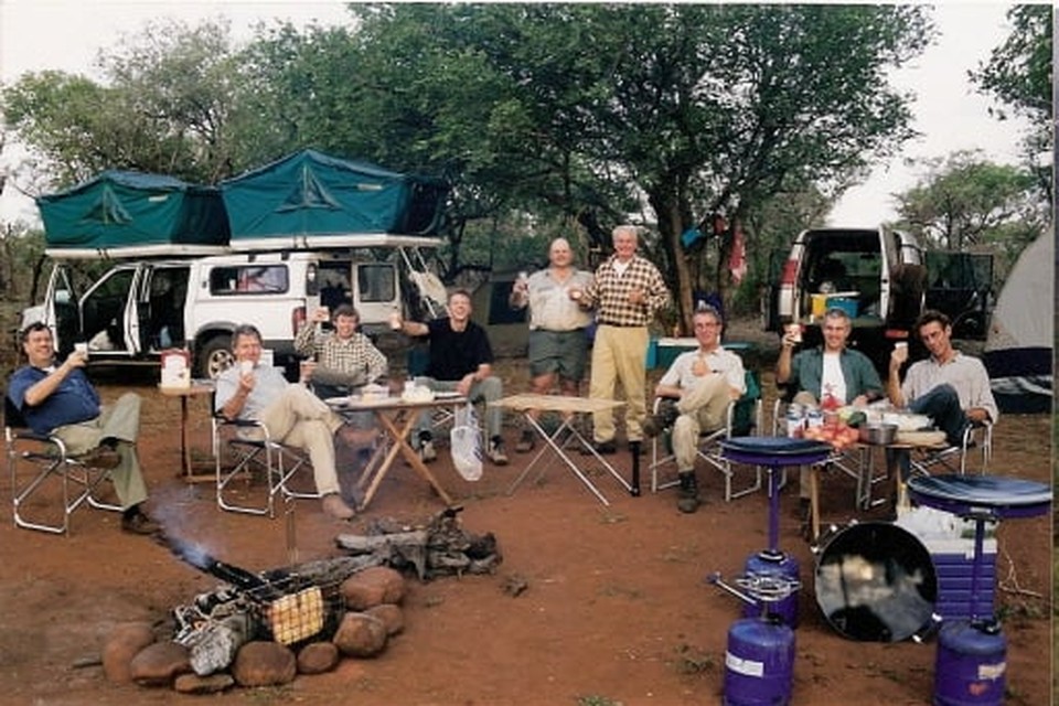 Troost met een groep mannen op safari