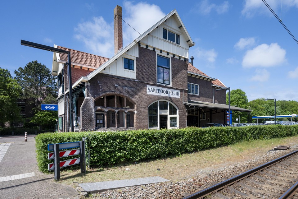 Het voormalig stationsgebouw in Santpoort-Zuid, gezien vanaf het spoor.