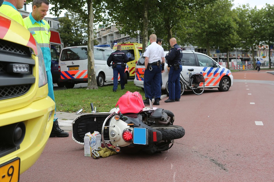 Scooter en fietser botsen op de Schalkwijkerstraat/ Foto: Rowin van Diest