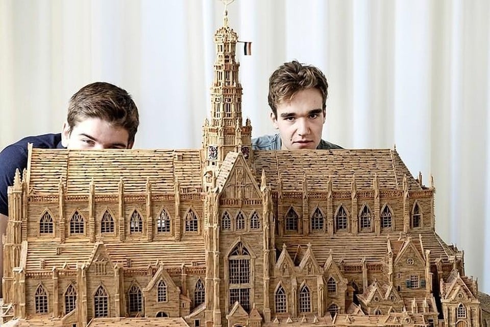Victor en Gijs: ,,Zonde dat deze maquette stof staat te happen in het depot.’’