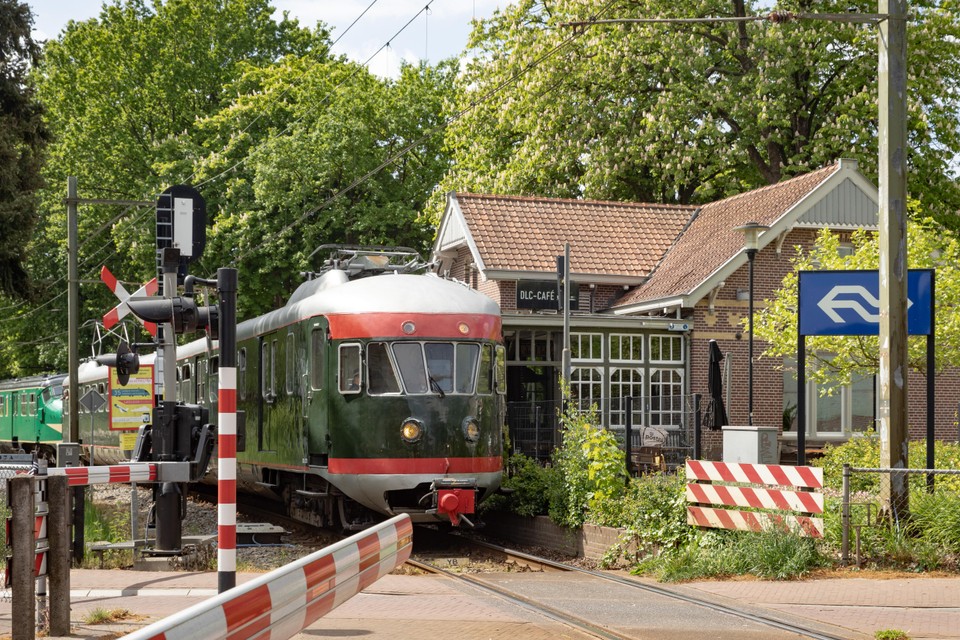 De ’Muizeneus’ Mat ’46 bij station Soestdijk in het centrum van Soest.