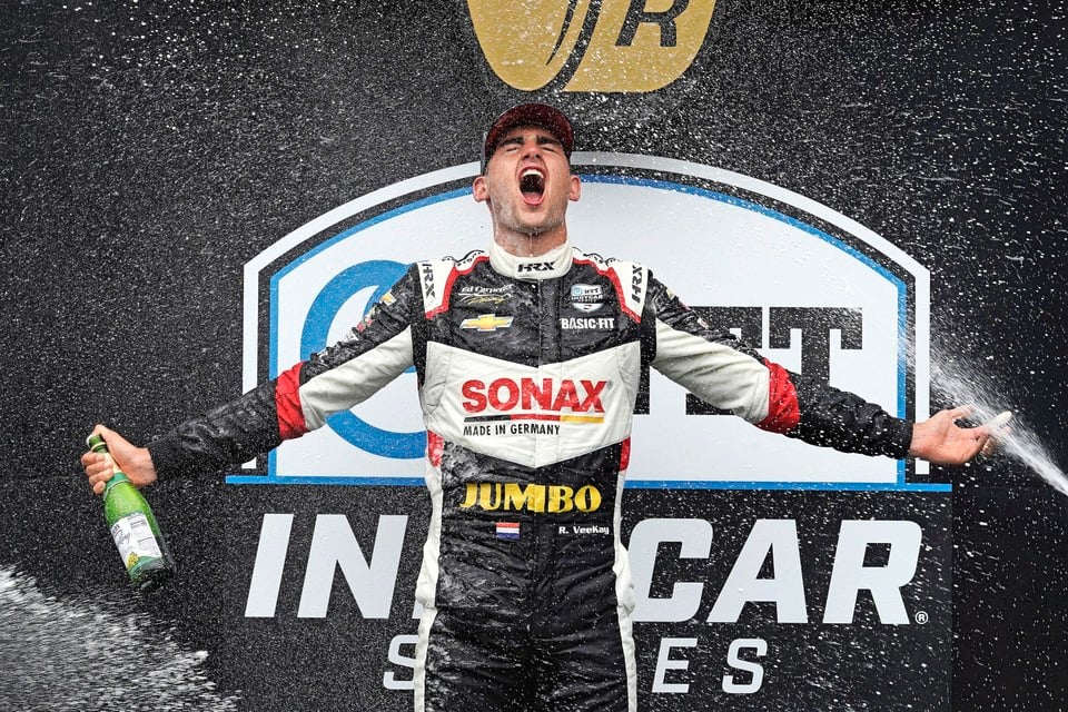 Rinus ’Veekay’ van Kalmthout viert zijn eerste overwinning in de Indycar op het podium.