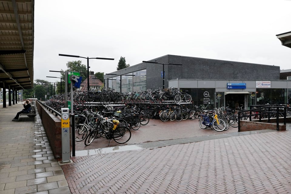 De man werd aangetroffen bij Station Naarden-Bussum.