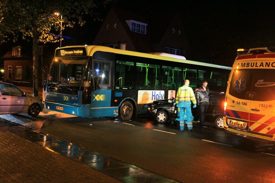 Auto knalt op bus in Bussum . Foto Jan Honing