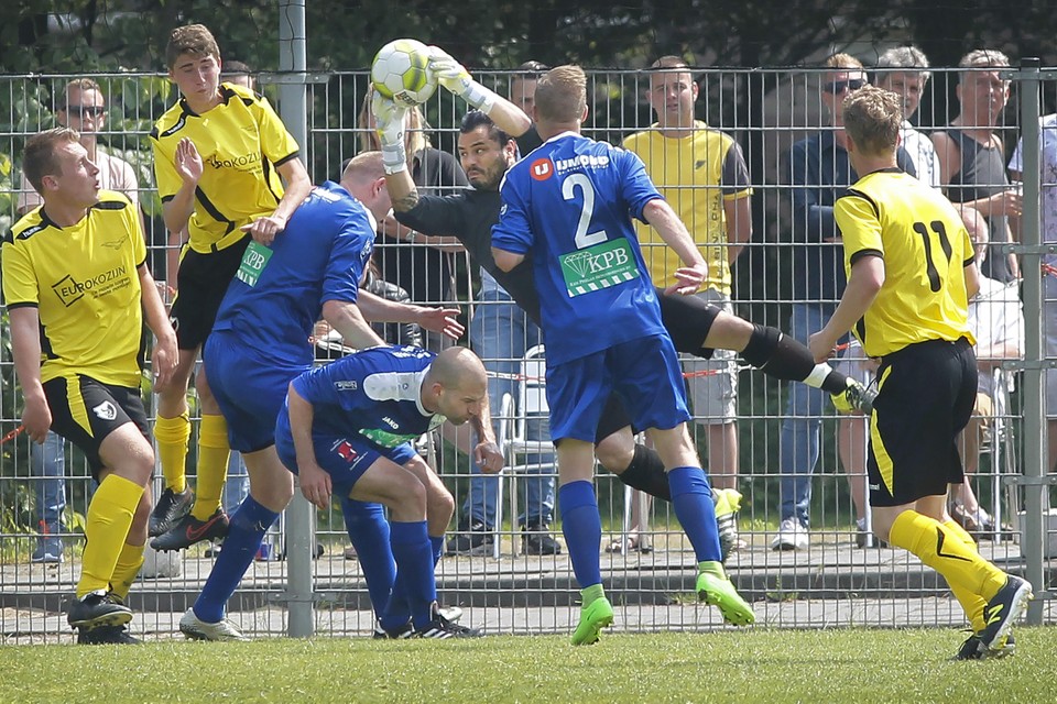 De keeper van FC Velsenoord brengt redding voordat de aanvallers van Stormvogels gevaarlijk kunnen worden.