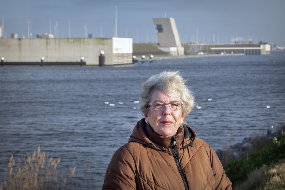 Liesbeth van de Pieterman bij de nieuwe Zeesluis IJmuiden. ,,’Wie die naam bedenkt?’, vroeg ik. Die staat voor je!’’