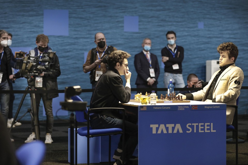 De latere winnaar van het Tata Chess Tournament 2022, Magnus Carlsen (links), speelt in de laatste ronde tegen Fabiano Caruana.