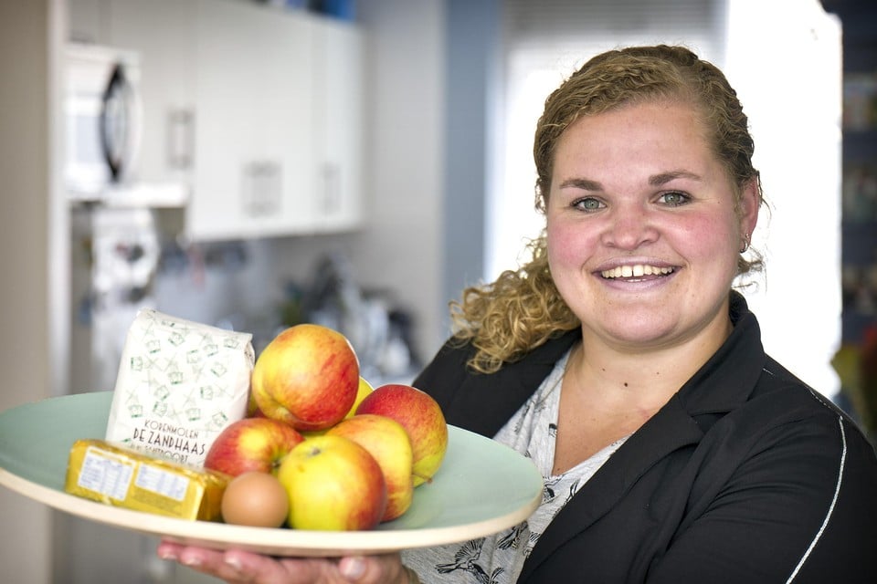 Fabienne is een van de deelnemers aan de wedstrijd Heel Velsen bakt appeltaart in molen De Zandhaas.