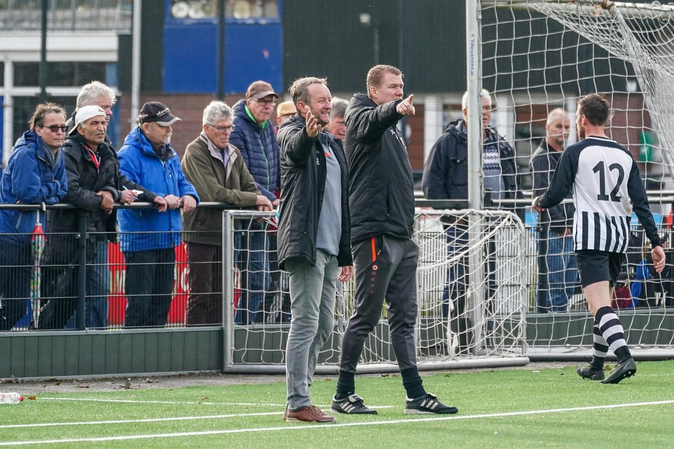 Een onwennig gezicht: ’Mister Laren’99’ Fred Roest coachend (links) langs de kant van het veld als trainer van de tegenstander van de Laarders.