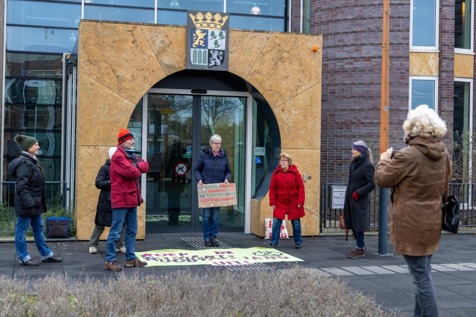 Protest voor het gemeentehuis van Castricum.