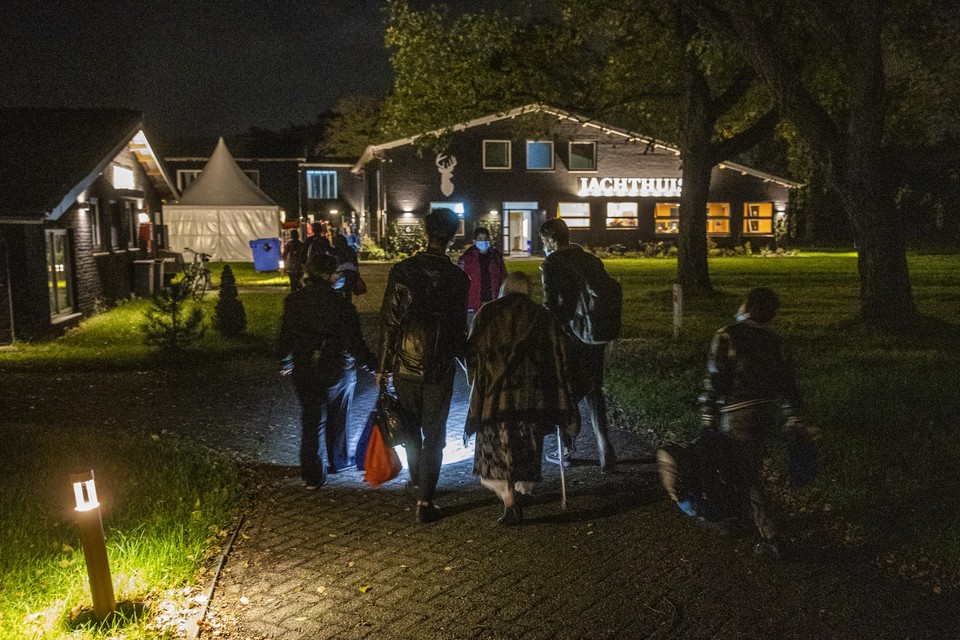 29 Afghanen die via Pakistan en Leipzig naar Nederland zijn gebracht, komen aan bij hun tijdelijke opvang in Nederland.
