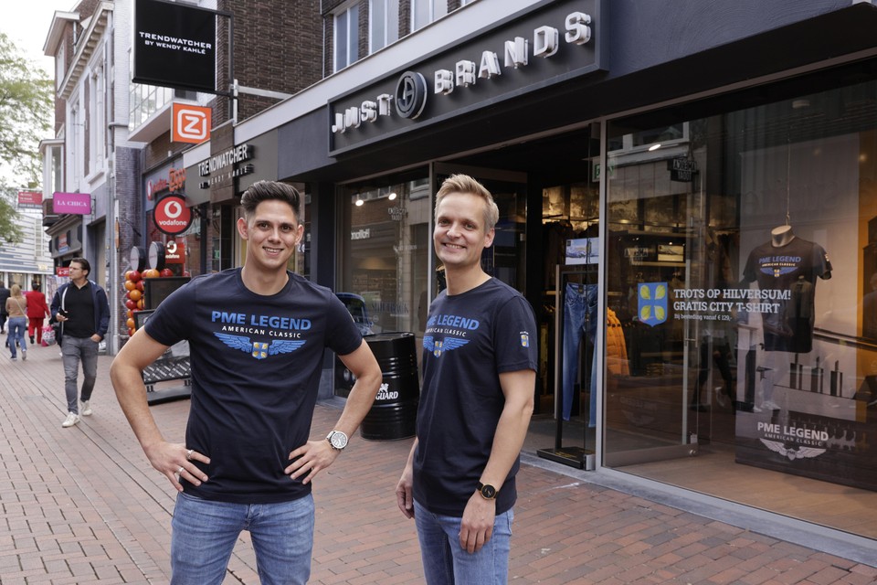 Quiovano van Urk en Luc Nienhuis van Just Brands showen hun Hilversum T-shirt.