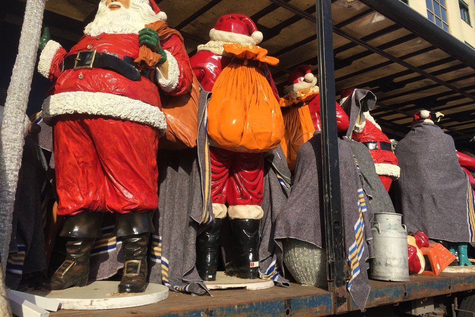 Kerstmannen staan klaar om in Winterland Hoofddorp te worden neergezet.