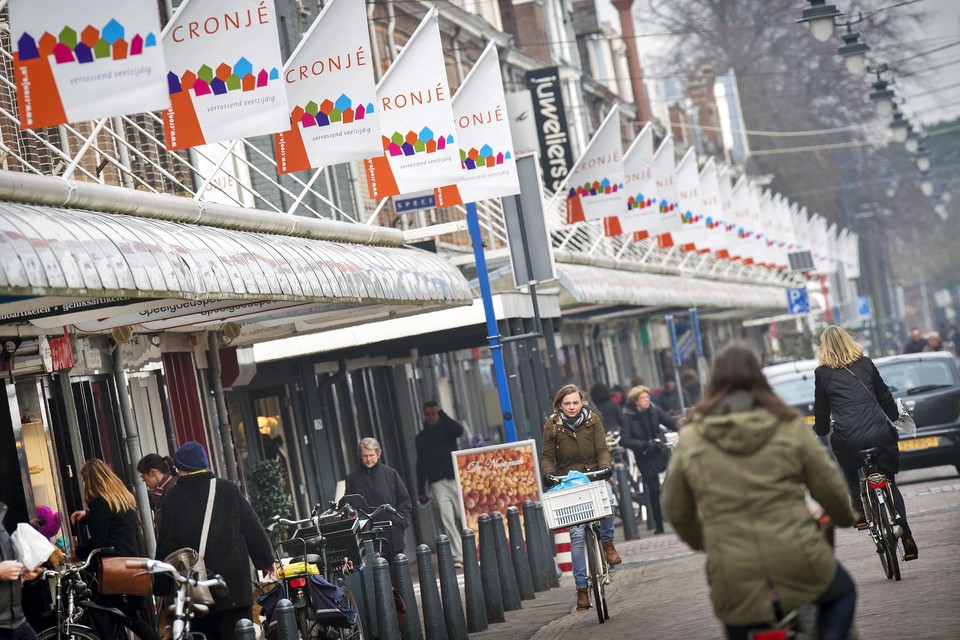 Op sommige plekken in de winkelstraat in Haarlem-Noord zijn winkels al omgevormd tot woningen.