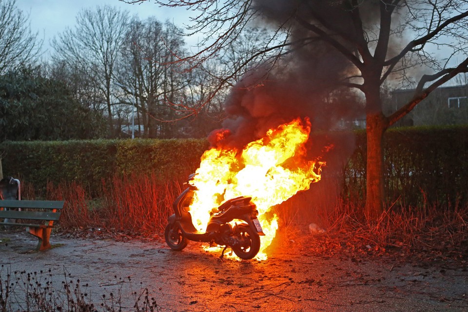Scooter brandt uit in Zwanenburg. Foto: Rowin van Diest