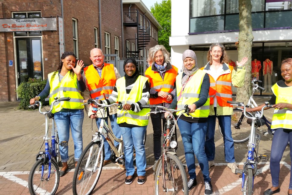 Deelnemers en docenten bij een van de voorgaande cursussen fietsen voor volwassenen. In het midden staat Yvonne Visser.