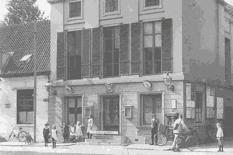 Het eerste gemeentehuis van Bloemendaal aan de Korte Zijlweg in Overveen tot 1933. 