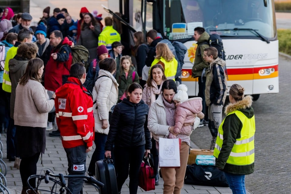 Oekraïense vluchtelingen komen met de bus aanvoor tijdelijk opvang in een sporthal. opgevangen in een sporthal in Waddinxveen.