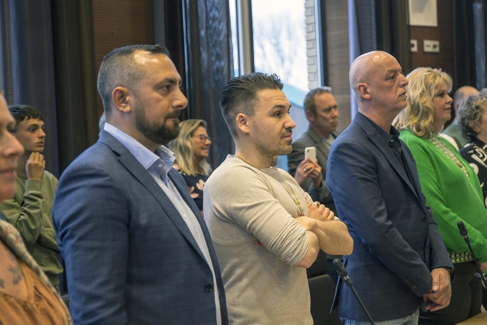 Ali Bal (midden) met links naast hem Halil Koçak tijdens de installatie van de nieuwe gemeenteraad eind maart.
